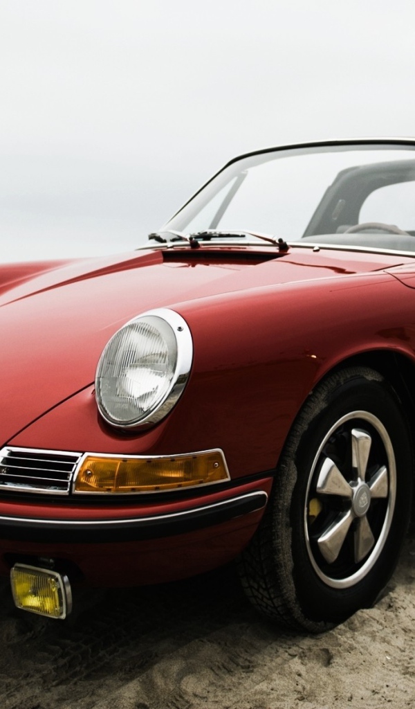 Старый Порш на пляже