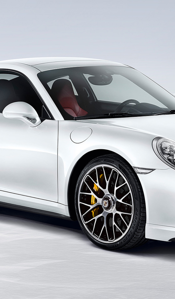 Автомобиль Porsche 911 Turbo 2014 на дороге
