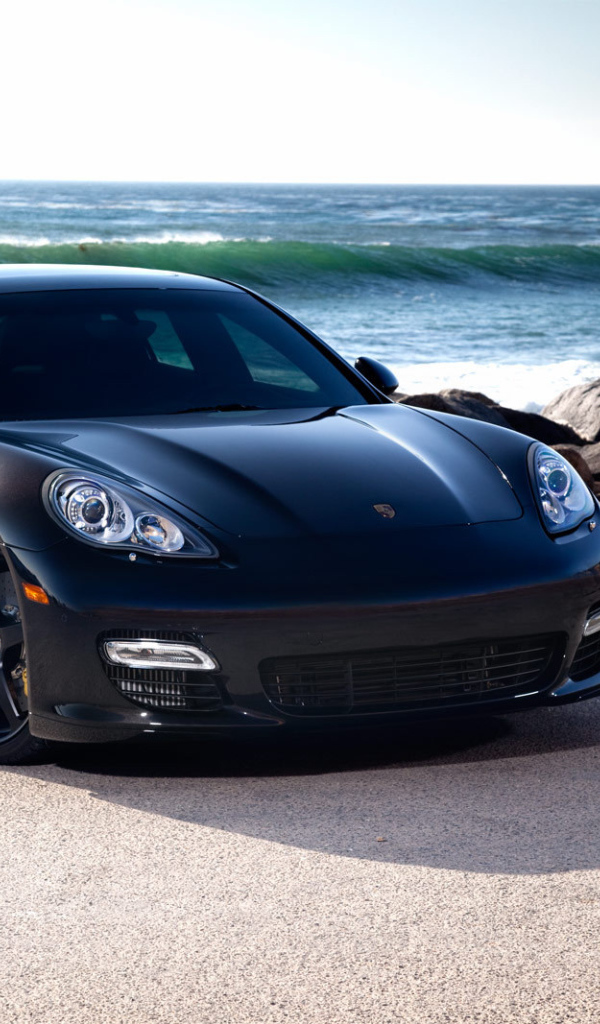 Porsche Panamera на фоне моря
