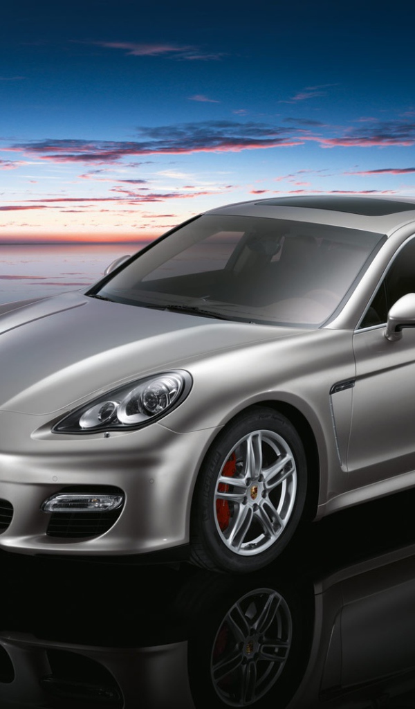 Серебристый Porsche panamera turbo