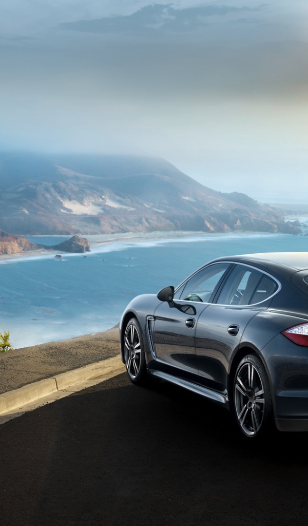 Автомобиль Porsche panamera turbo