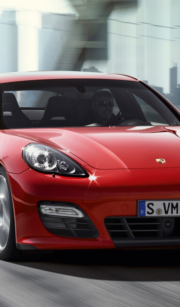 Красный Porsche Panamera