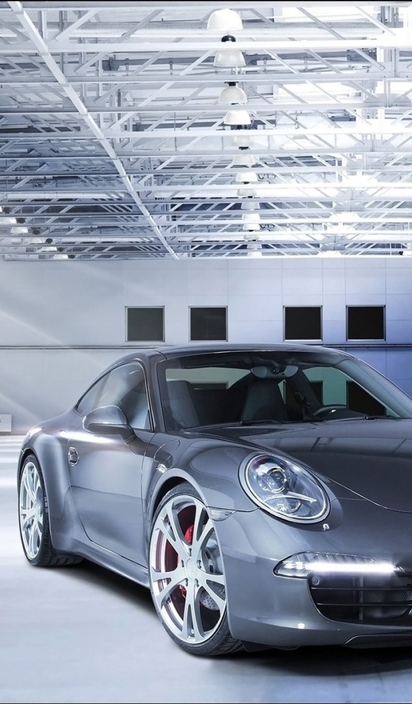 Серебристый автомобиль Порш