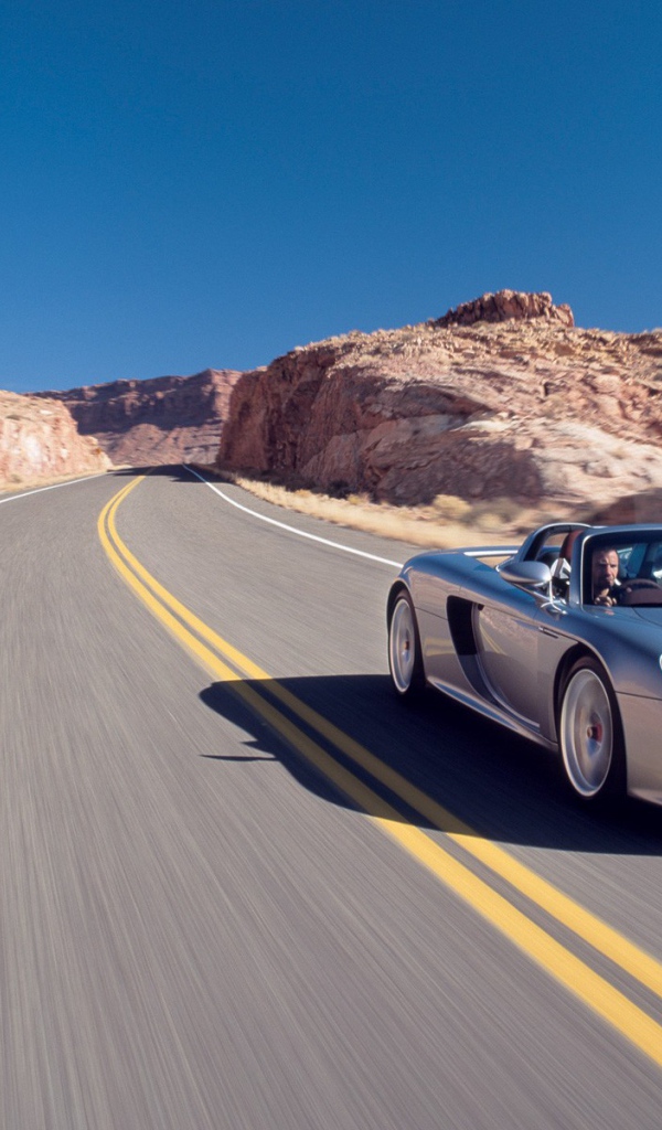 Серебристый Порш в действии