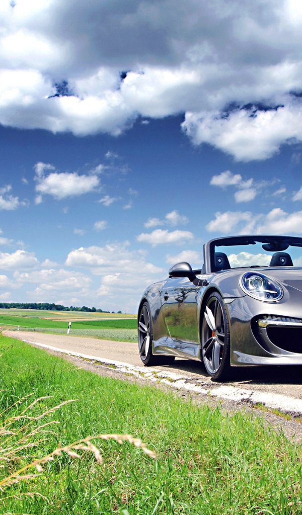 Красивый кабриолет на поле