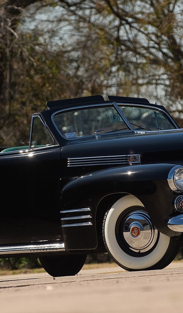 Старинный черный кабриолет