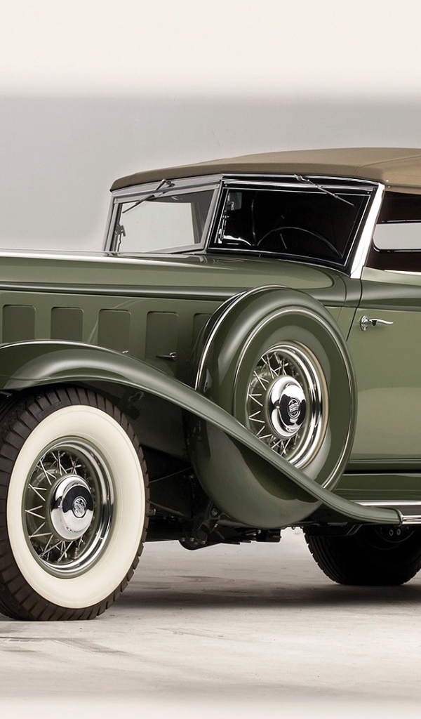 Старинный классический автомобиль