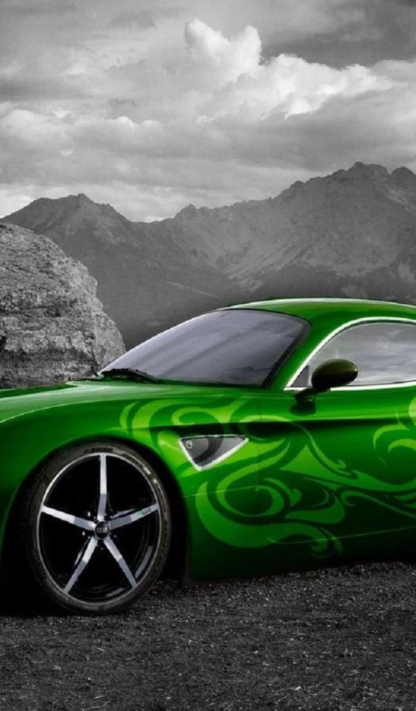 Зеленый автомобиль на черно белом фоне