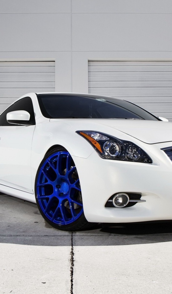 Белый автомобиль с синими колесами