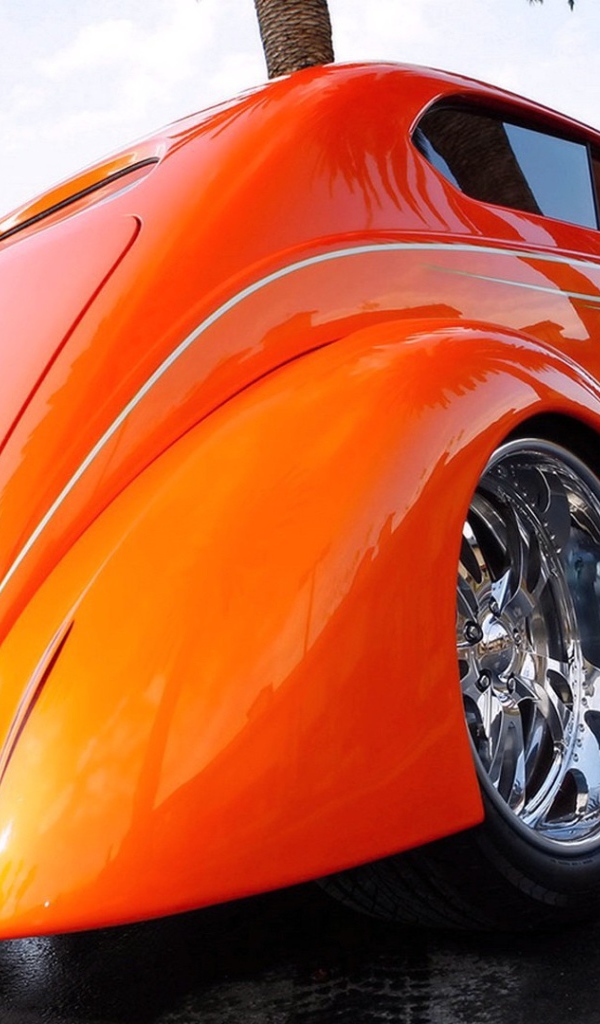 Старинный оранжевый автомобиль