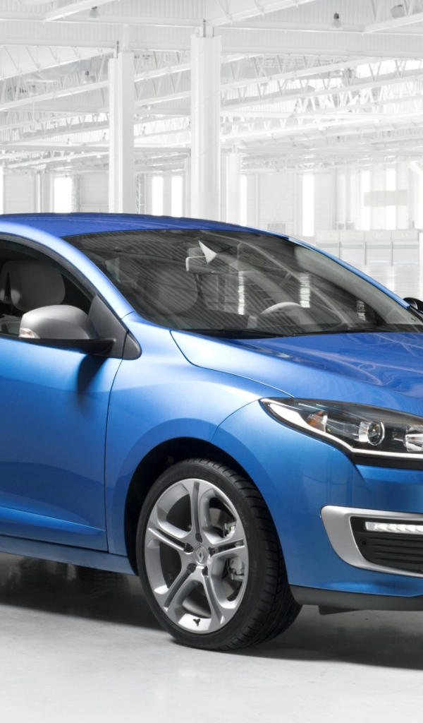 Автомобиль Renault Megane 2014 на дороге