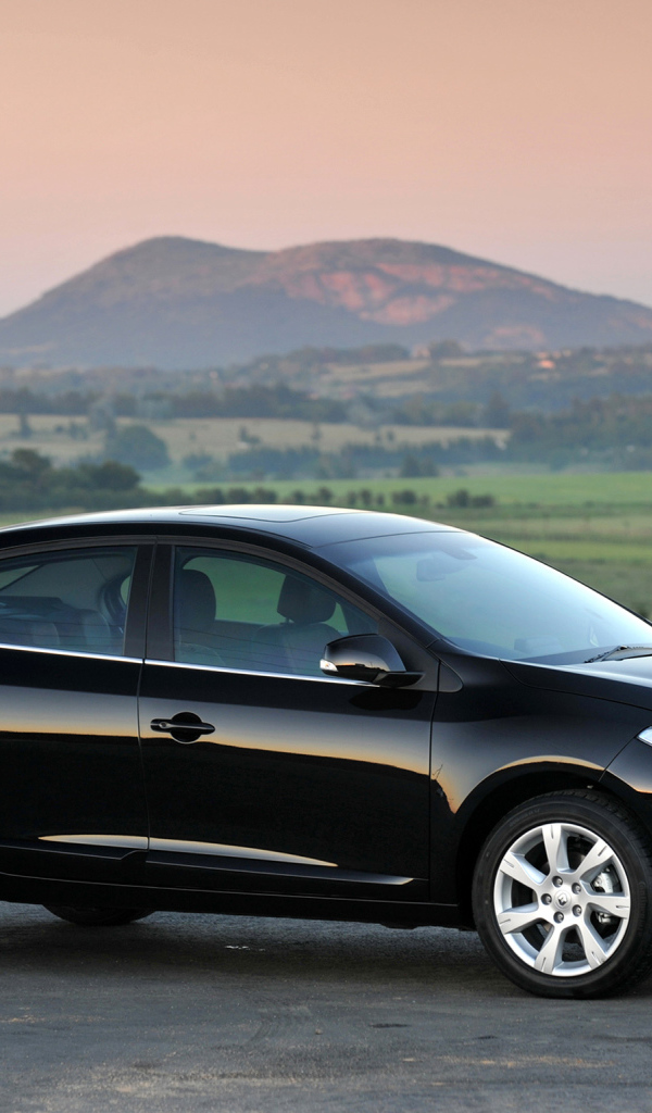 Красивый автомобиль Renault Fluence