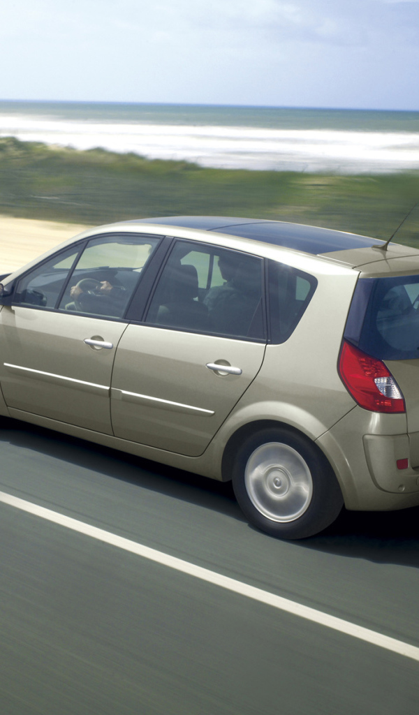 Красивый автомобиль Renault Scenic в Москве