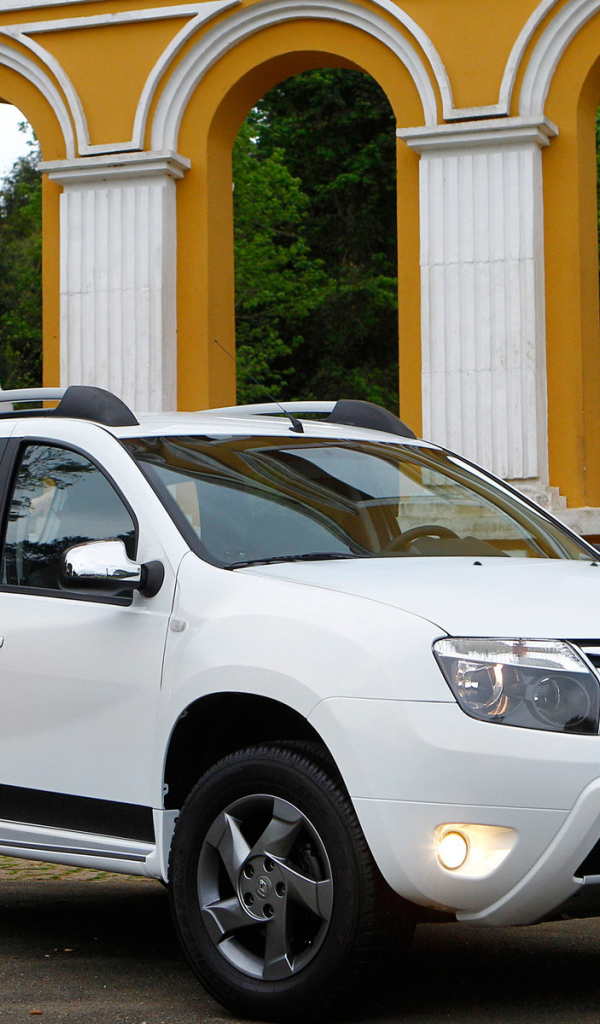 Автомобиль марки Renault модели Duster