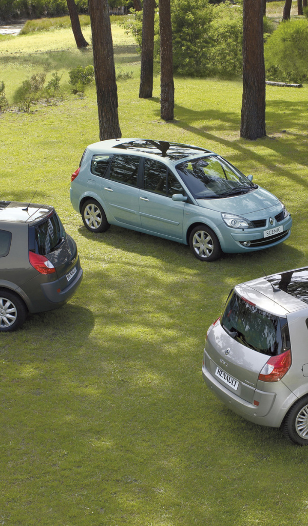 Автомобиль марки Renault модели Scenic