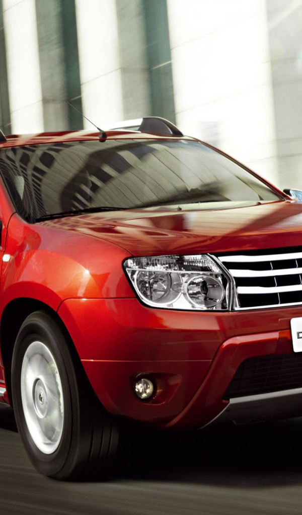 Автомобиль Renault Duster на дороге