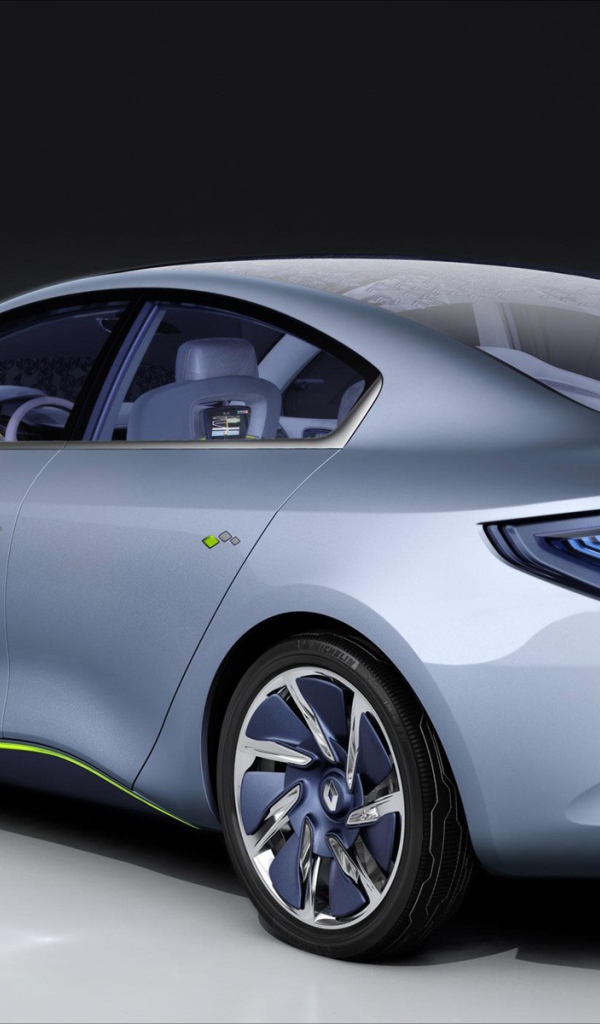 Автомобиль Ренаульт Fluence на дороге