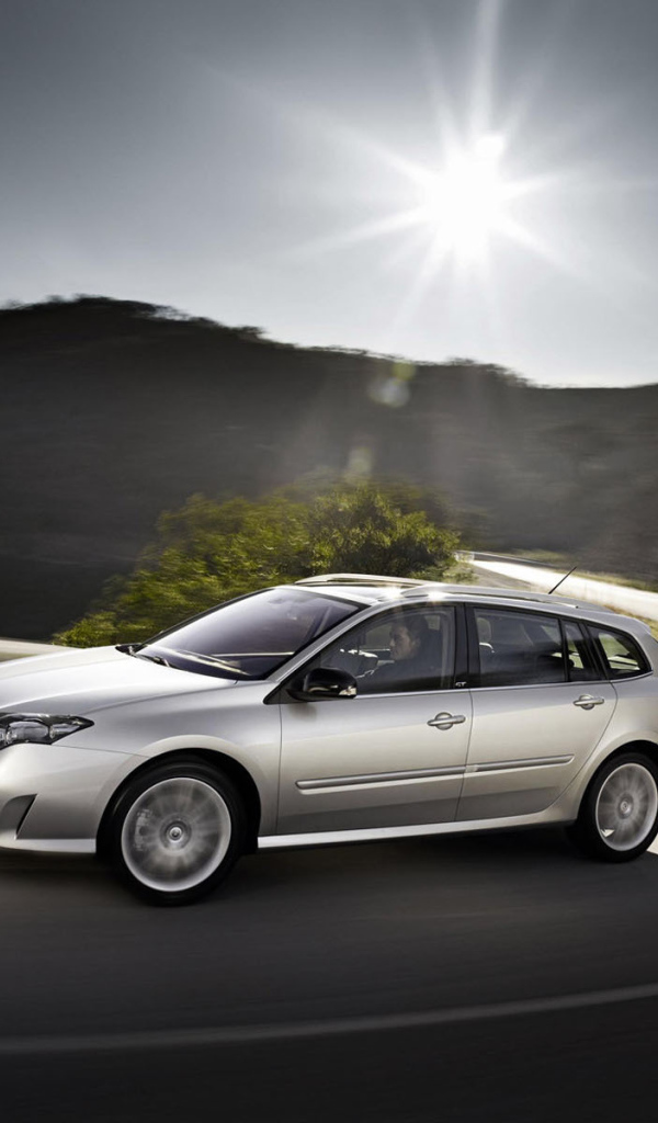 Автомобиль Ренаульт Laguna на дороге