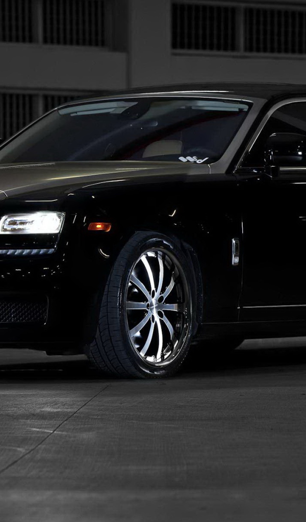 Автомобиль Rolls Royce Ghost на дороге