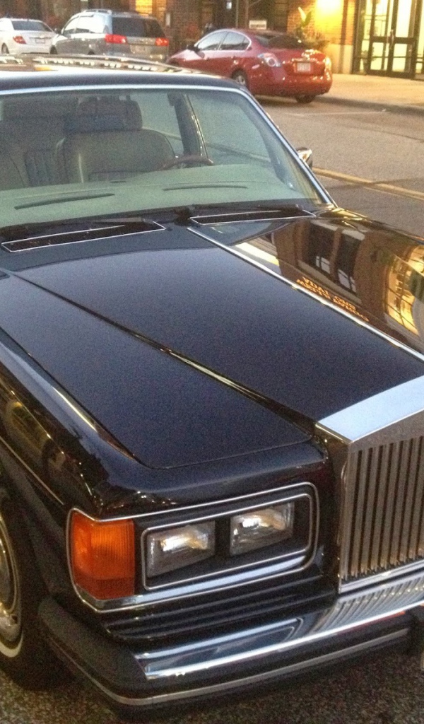 Автомобиль Rolls Royce Silver Spirit на дороге