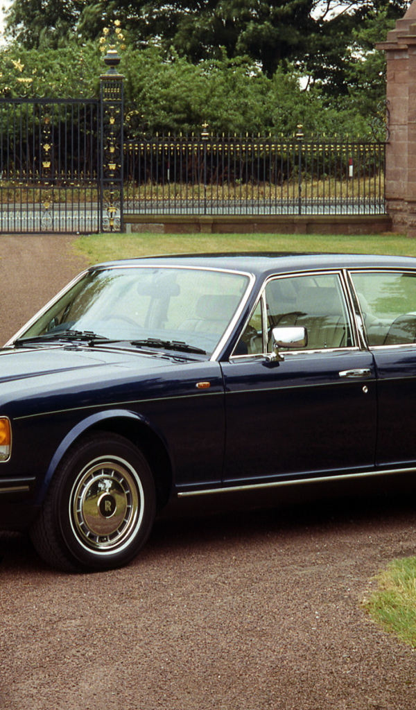 Надежная машина Rolls Royce Silver Spirit