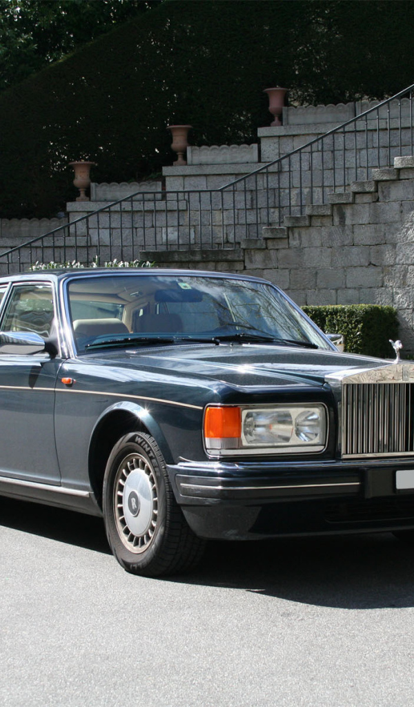 Надежный автомобиль Rolls Royce Silver Spirit