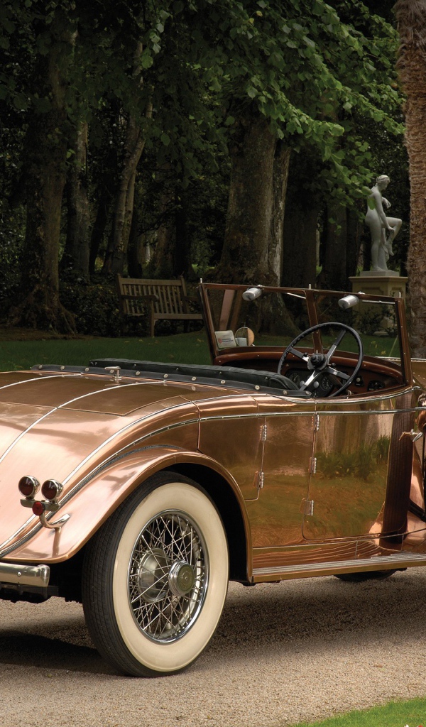 Старинный Ролс Ройс в парке