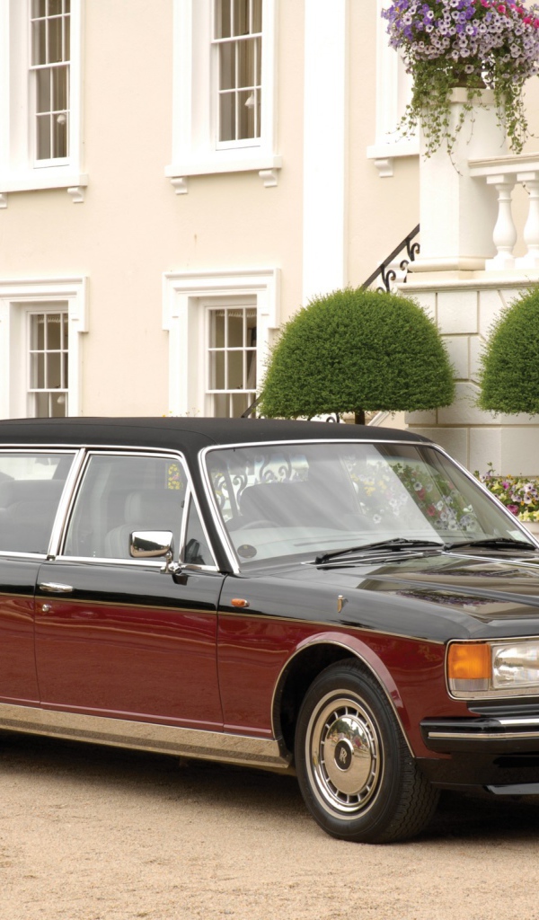  Новая машина Rolls Royce Silver Spirit