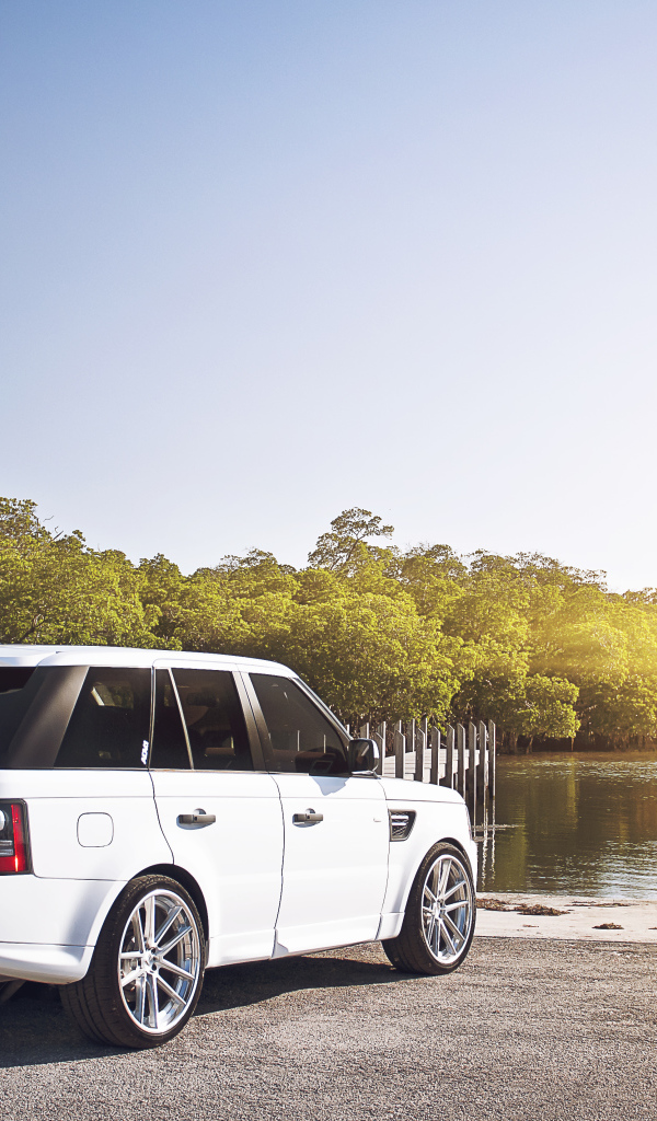 Лэнд Ровер около водоема