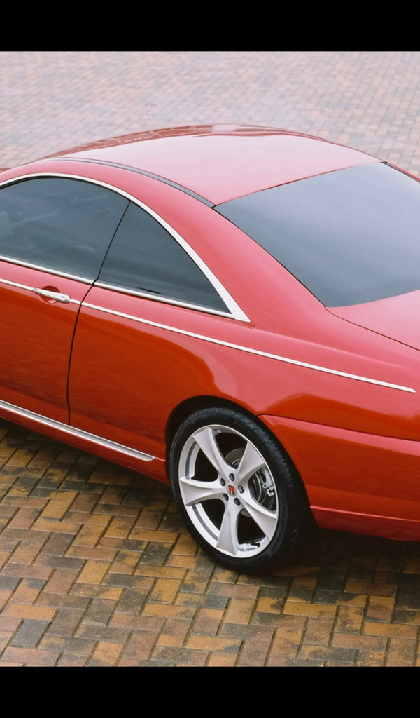 Автомобиль Rover 75 на дороге