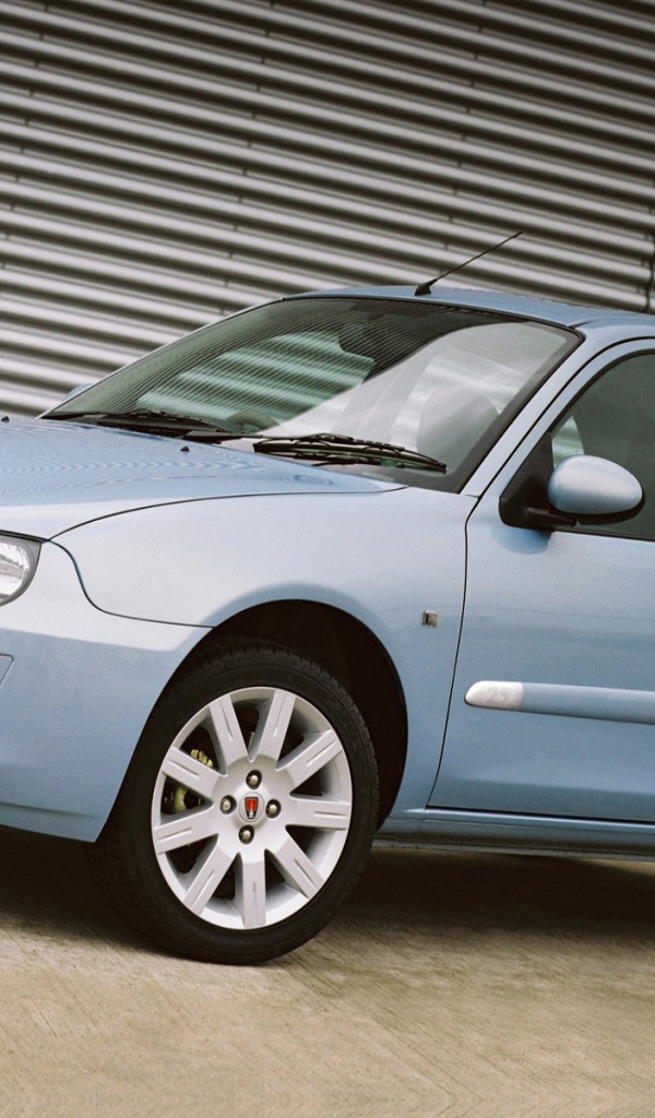 Автомобиль Rover Streetwise на дороге