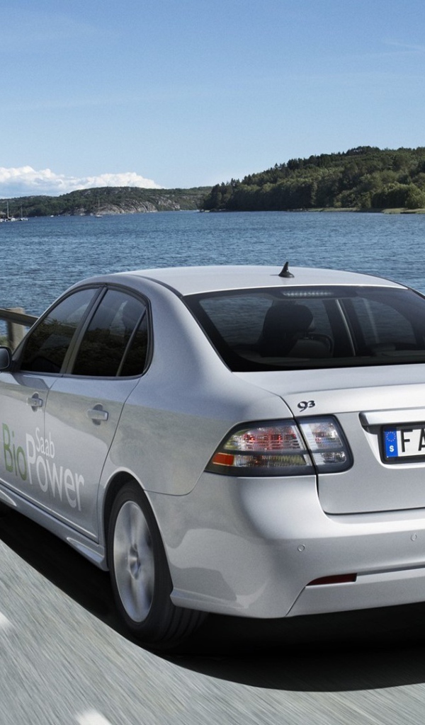 Автомобиль Saab 9-3 на дороге