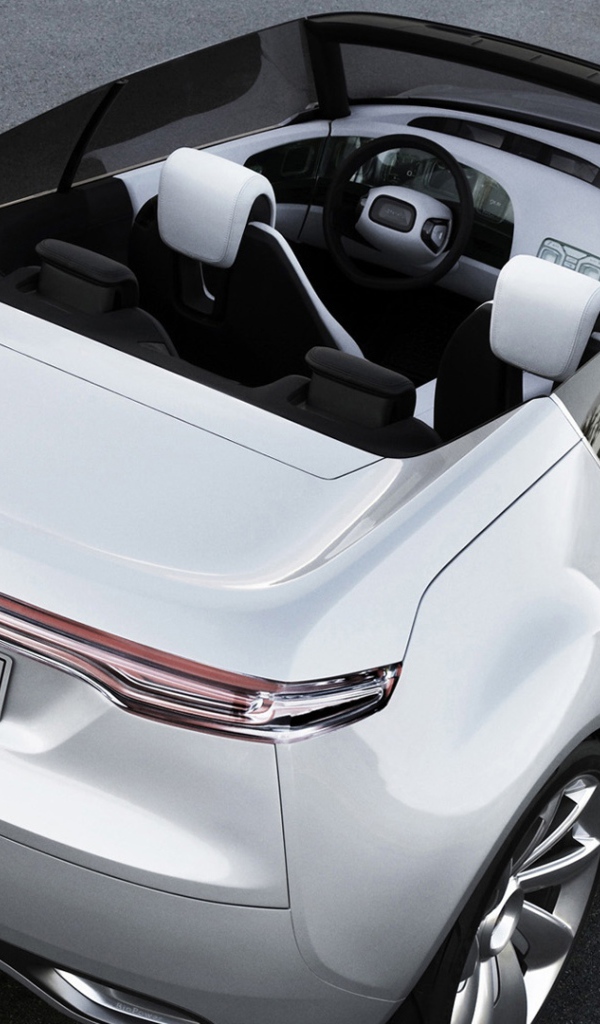 Автомобиль Saab 9000 на дороге