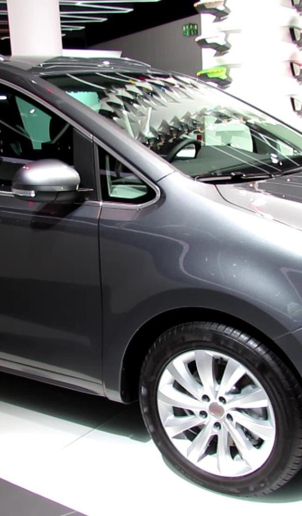 Красивый автомобиль Seat Alhambra в Москве