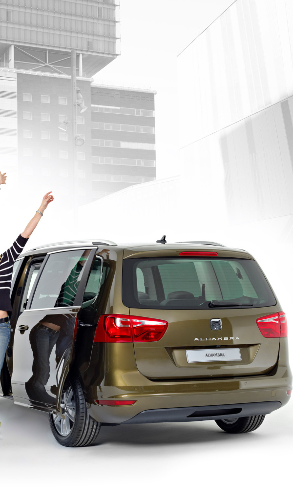 Автомобиль Seat Alhambra на дороге