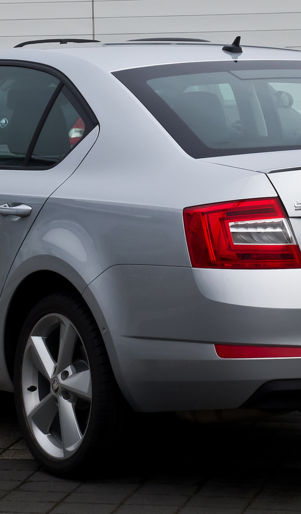 Автомобиль Skoda Octavia 2013 на дороге