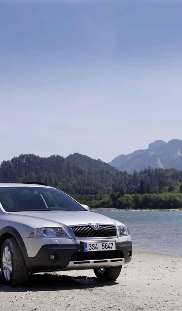 Автомобиль Skoda Octavia Scout 2014 на дороге