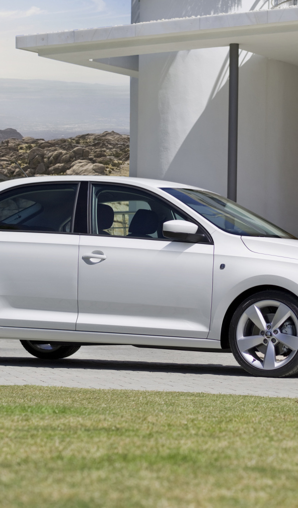 втомобиль Skoda Rapid на дороге