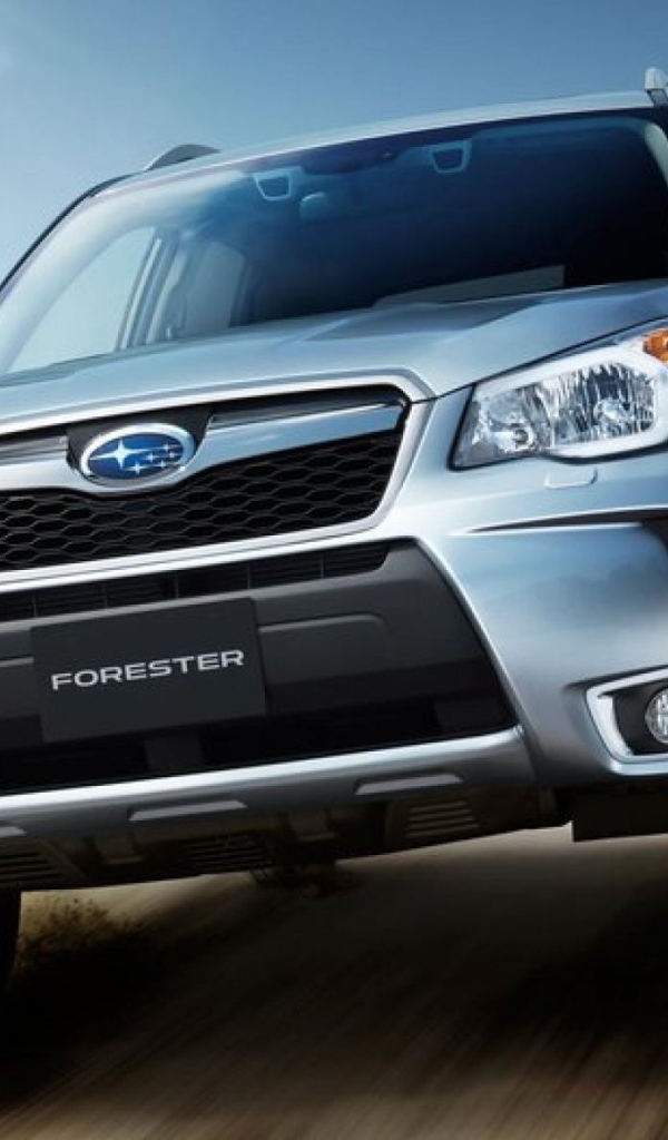 Автомобиль Subaru Forester 2013 на дороге