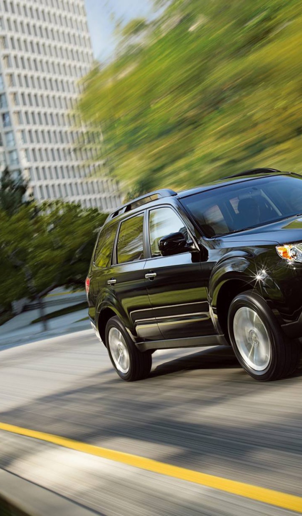 Красивый автомобиль Subaru Forester 2013 в Москве