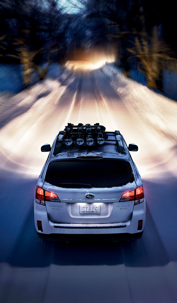 Красивый автомобиль Subaru Outback в Москве