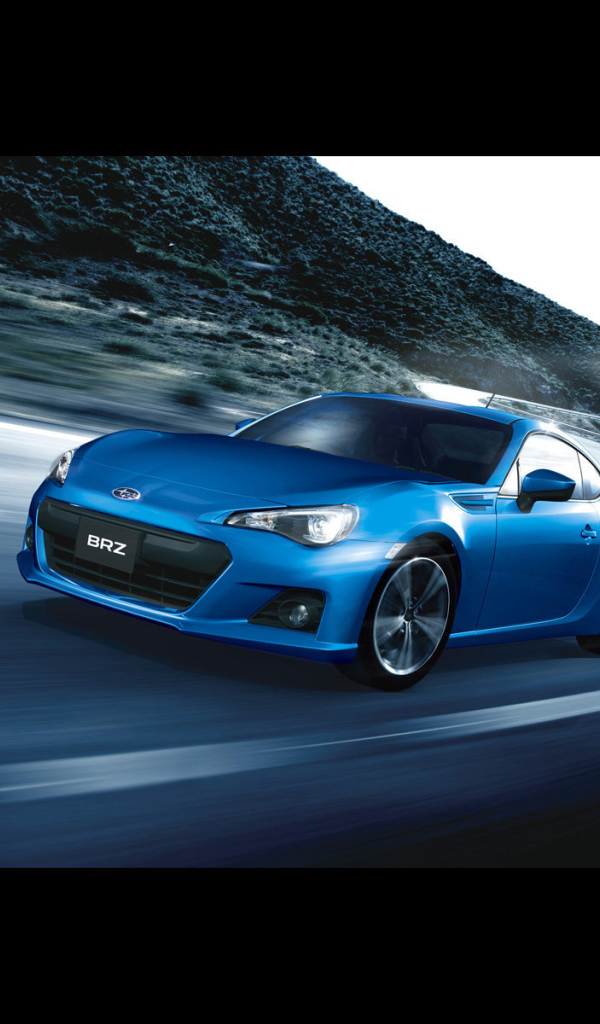 Автомобиль Subaru BRZ на дороге