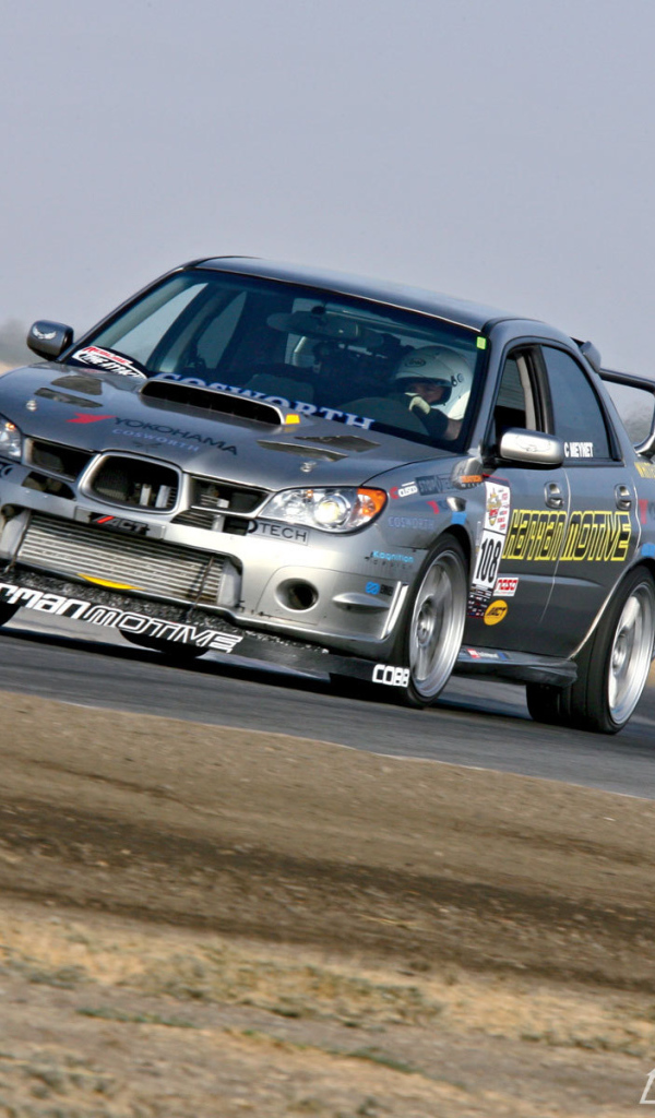 Автомобиль Subaru Boxer на дороге