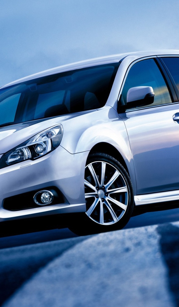 Автомобиль Subaru Legacy на дороге