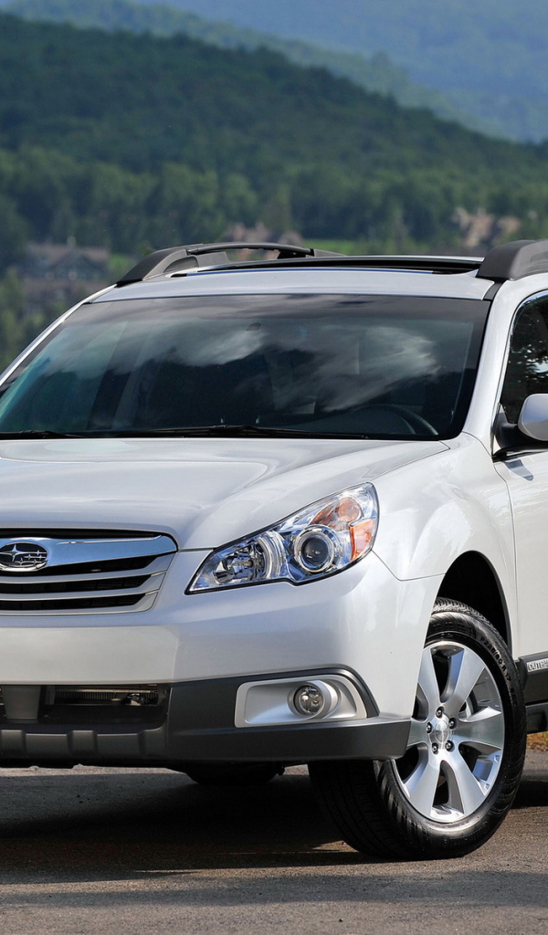 Автомобиль Subaru Outback на дороге