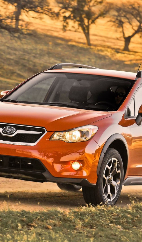 Автомобиль Subaru XV на дороге