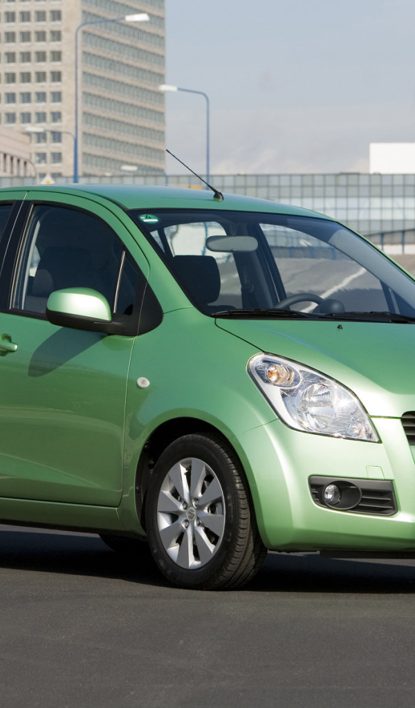   Красивый автомобиль Suzuki Splash