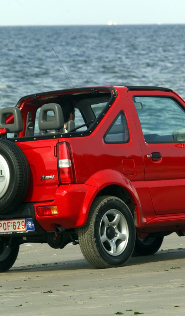 Автомобиль Suzuki Jimny на дороге