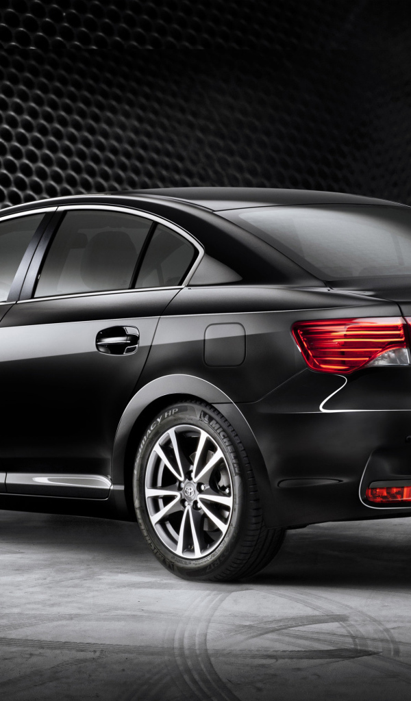 Автомобиль Toyota Avensis 2013 на дороге