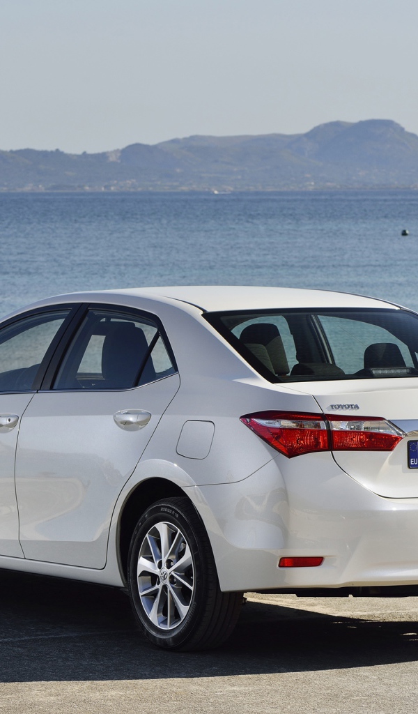 Автомобиль Toyota Corolla 2014 на дороге 